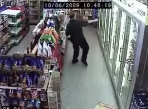 Мужчина танцует у холодильников