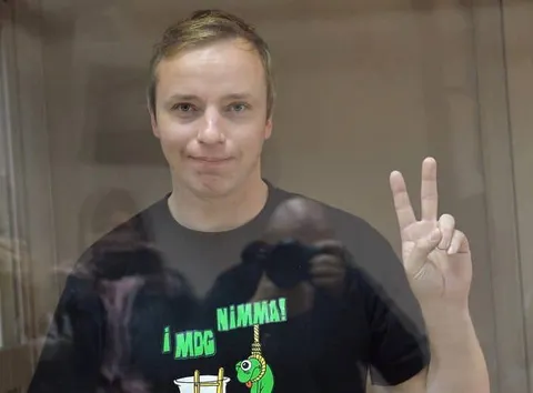 Мужчина показывает два пальца