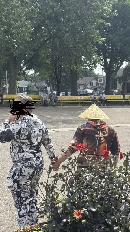 Странная прогулка в костюмах