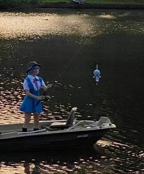 Девушка ловит рыбу в лодке