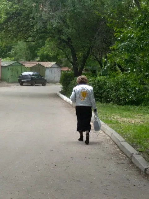 Женщина уходит по дорожке