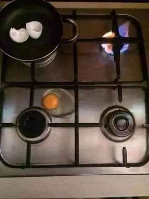 Яичница на плите