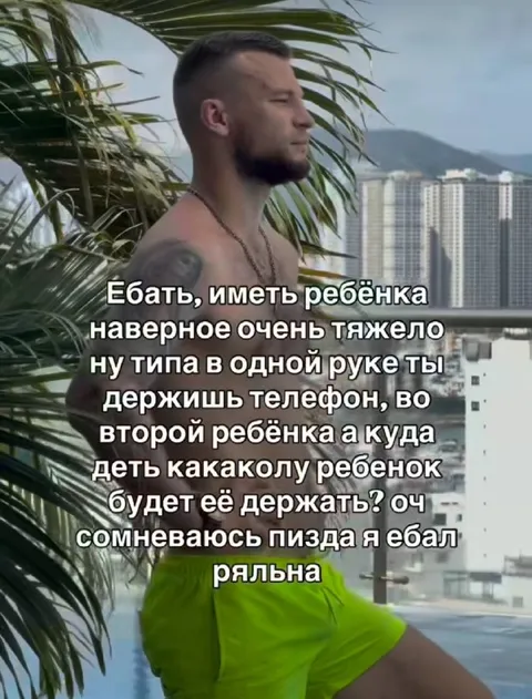 Ребёнок и телефон в двух руках