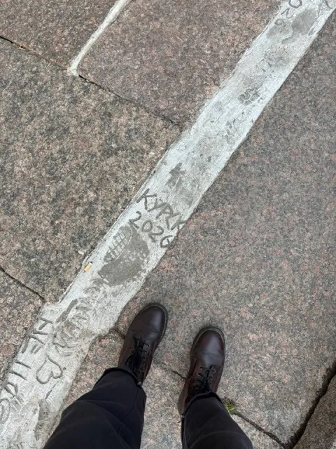 Надпись на тротуаре 2037