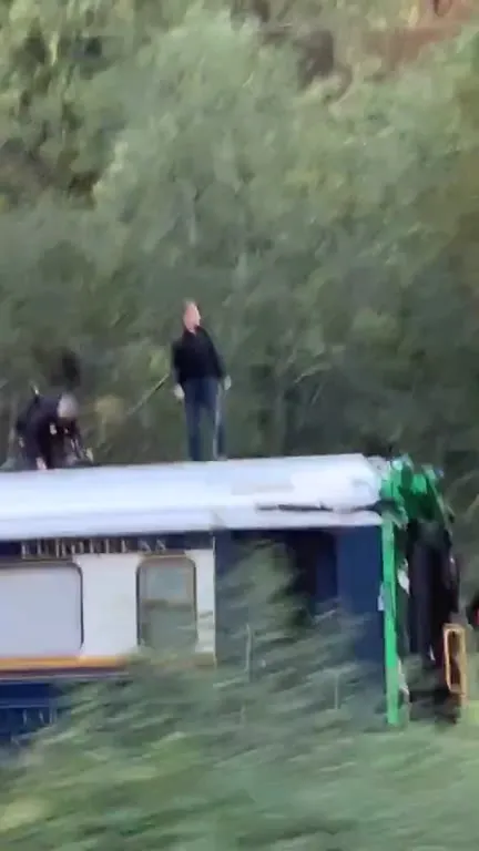 Том Круз на крыше поезда