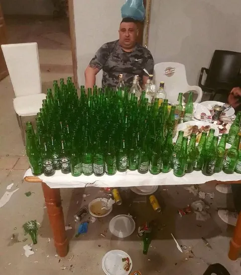 Стол, заваленный пивом