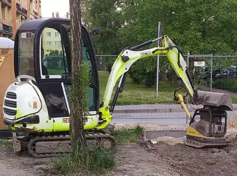 Экскаватор помогает виброплите