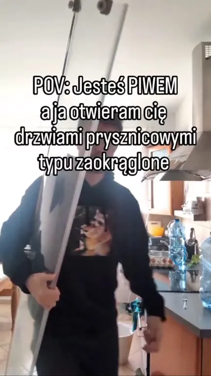 Otwieranie piwa drzwiami prysznicowymi