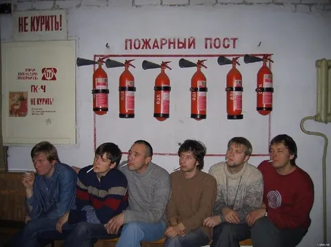 Курильщики у пожарного поста