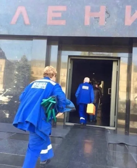 Рабочие спешат на работу