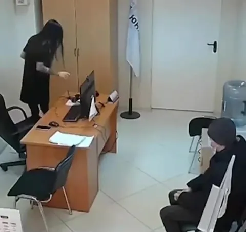 Таинственный посетитель исчезает из офиса