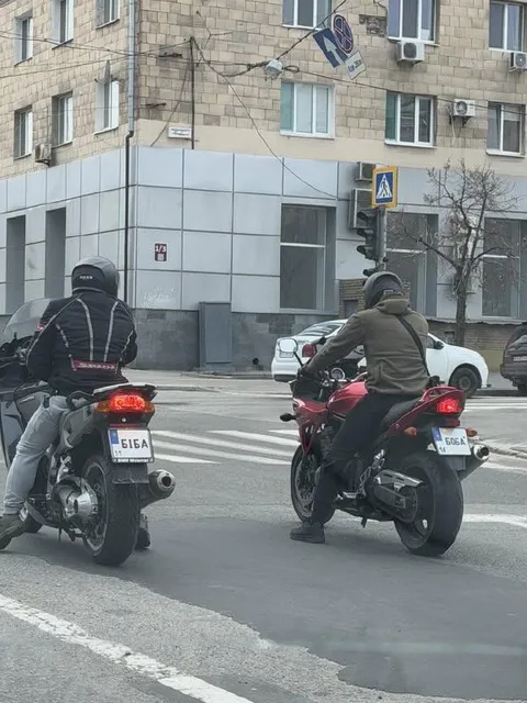 Одинакові номери на мотоциклах