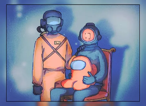 Астронавт держит маленького члена экипажа