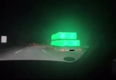 Светящийся грузовик ночью