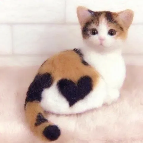 Котёнок с сердечками