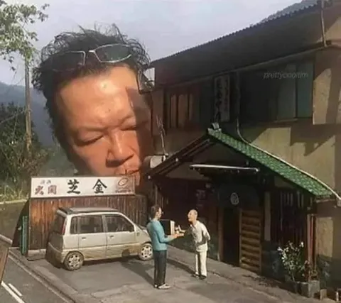 巨脸出现在房屋上方