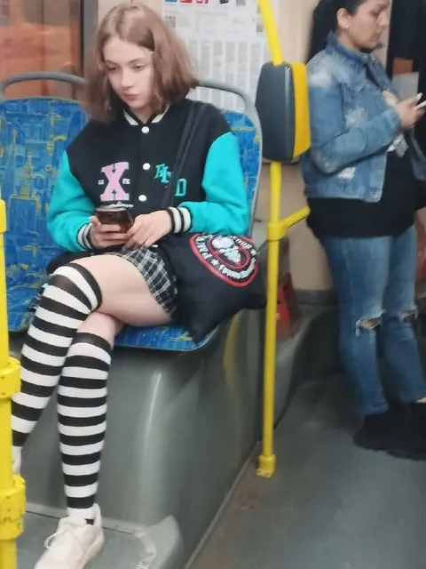 Девушка в полосатых гольфах