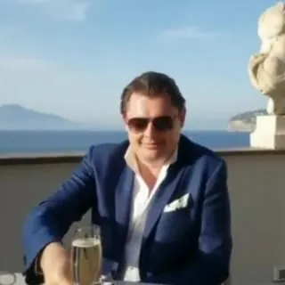 Понасенков поднимает бокал