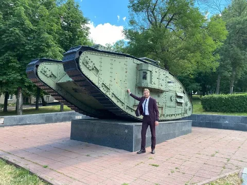 Мужчина рядом с танком
