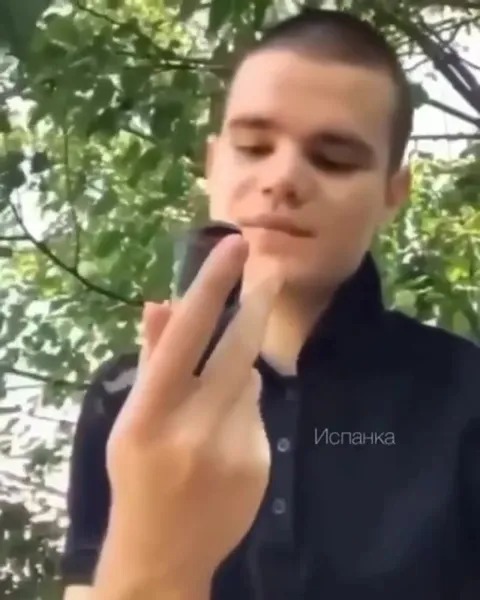 Парень нюхает духи и задыхается