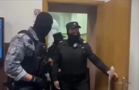 Силовики выводят человека через толпу