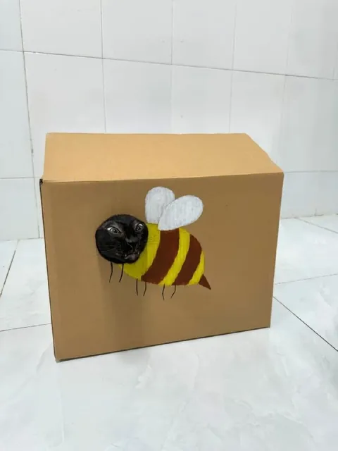 Кот в костюме пчелы