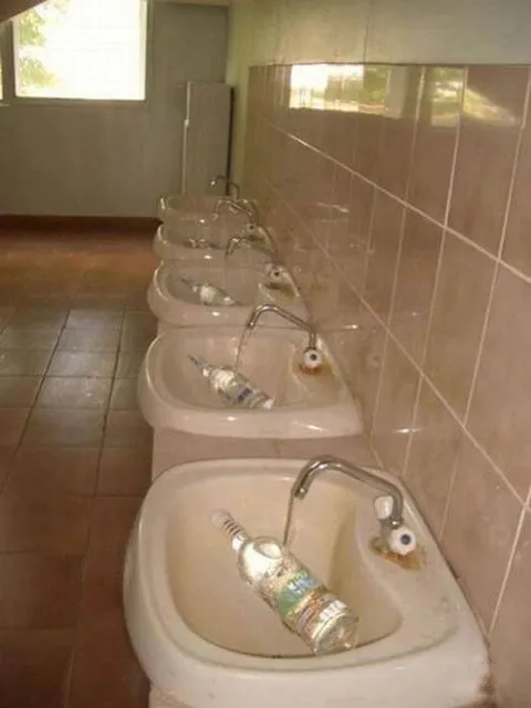 Бутылки в раковинах