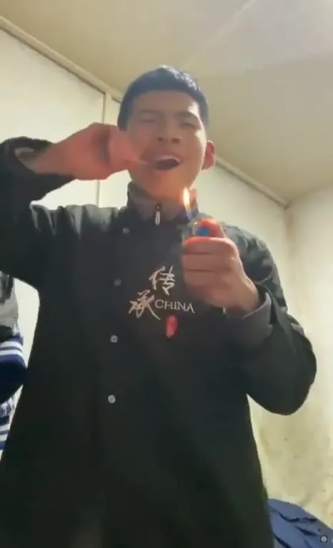 喷火后装作没事