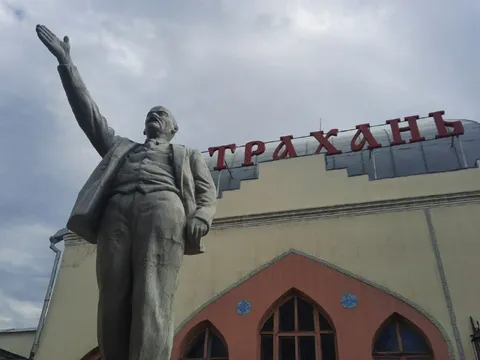 Ленин у вывески «Траханы»