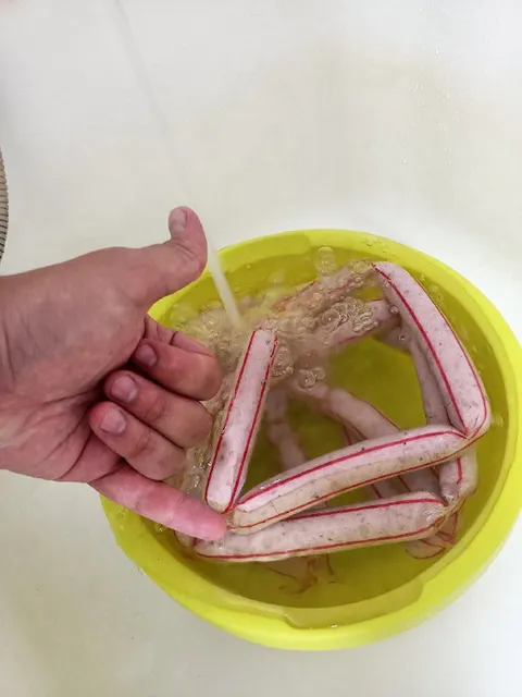 Пальцы в тазике с крабовыми палочками
