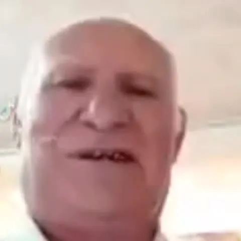 Старик смотрит в камеру