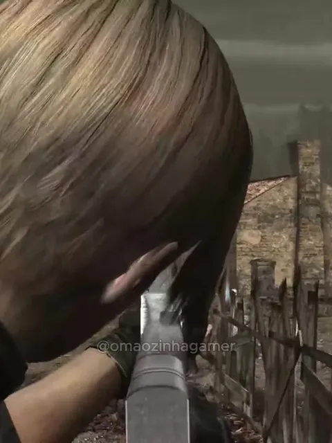 Leon mira na Ashley