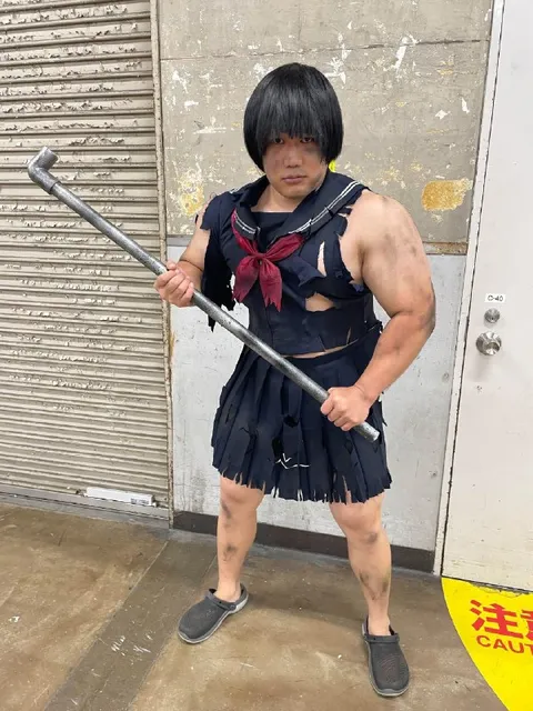 鉄パイプを持つセーラー服の男