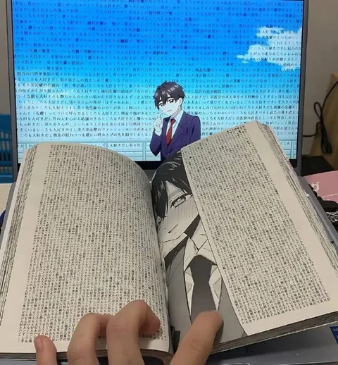 本の中に隠れる男
