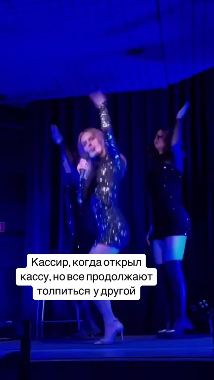 Кассир открыла кассу
