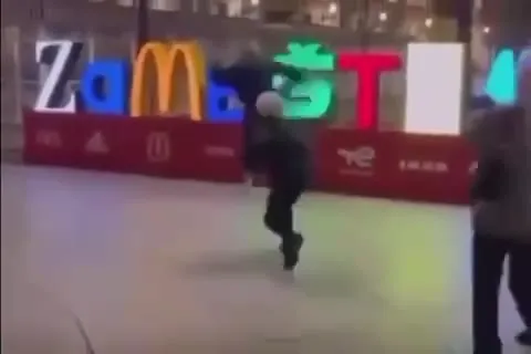 Танец в торговом центре
