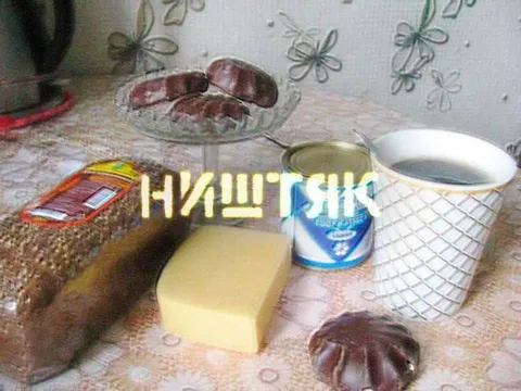 НУШТЯК на кухонном столе