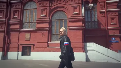 Шаман идёт по Красной площади