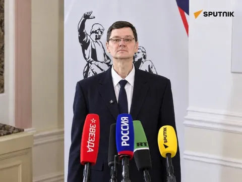Серьёзный человек на пресс-конференции