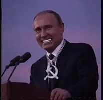 Путин смеётся за трибуной