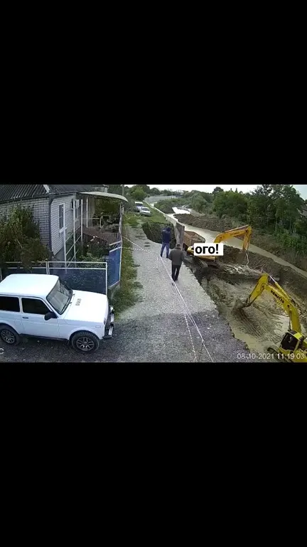 Экскаватор нарывает по полной