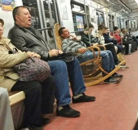 Мужчина в кресле-качалке в метро