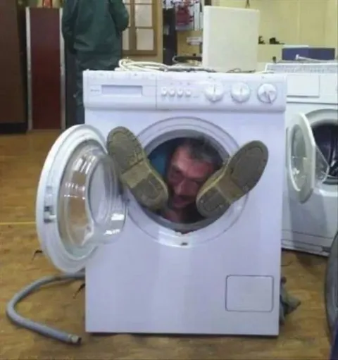 Мужчина застрял в стиральной машине