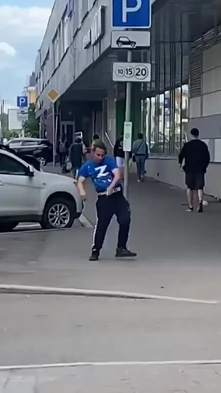 Танец у торгового центра