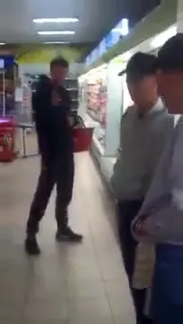 Странная походка в магазине