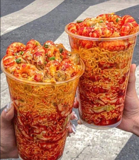 Огромные стаканы лапши