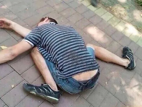 Взрослый слёток на тротуаре