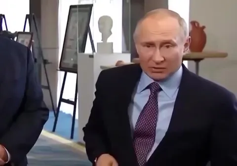 Путин задумчиво смотрит в камеру