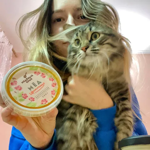 Девушка и испуганный кот