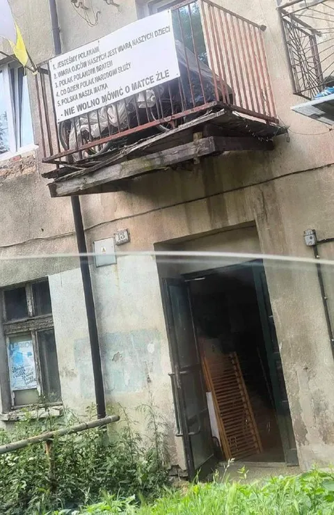 Koty na niebezpiecznym balkonie